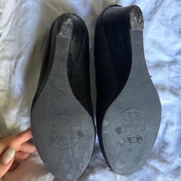 Tory Burch Amanda Women's Sz 9 Logo Black Pebble Leather Open Toe Wedge Heels - Picture 4 of 4